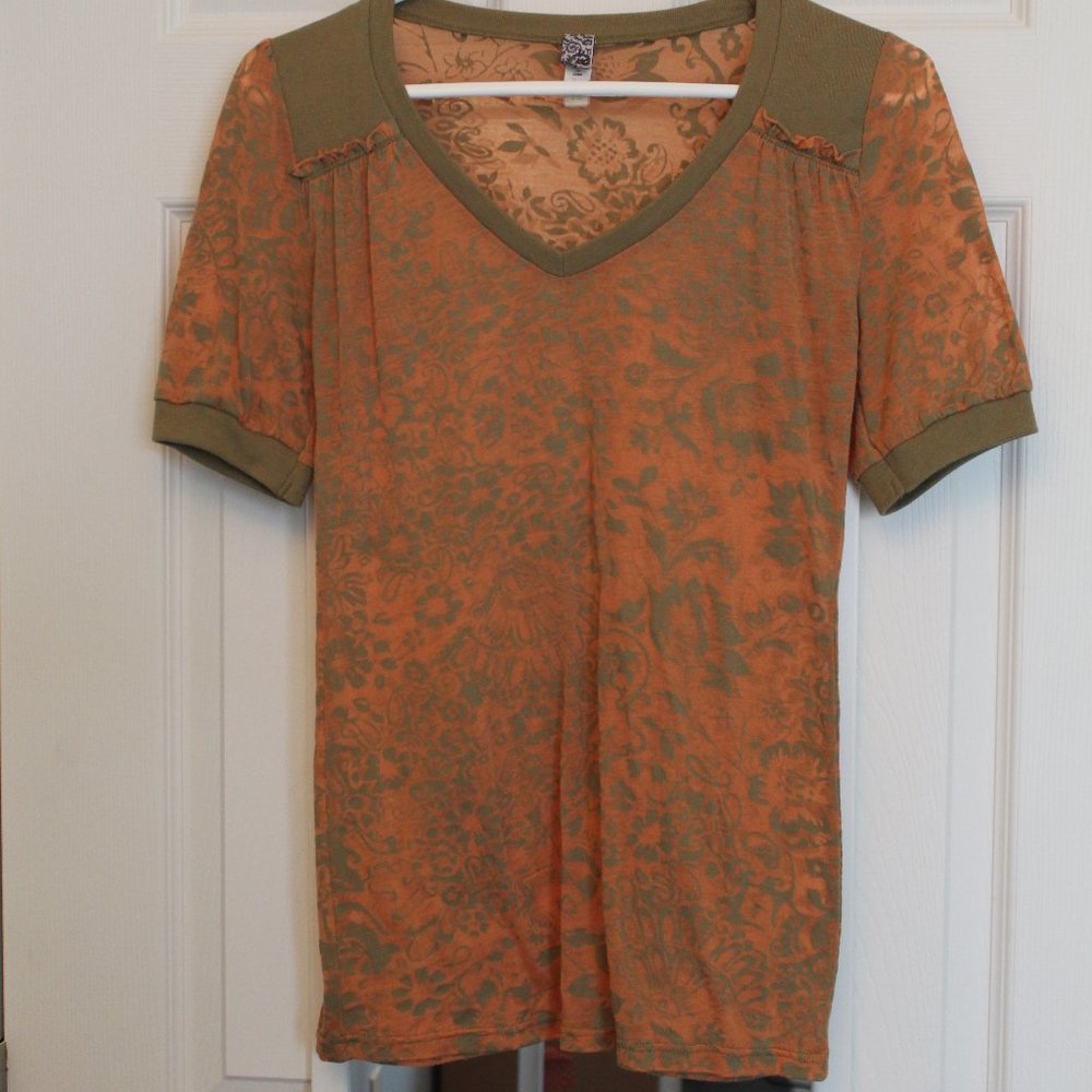 BKE Sheer Floral V-Neck from Buckle Medium